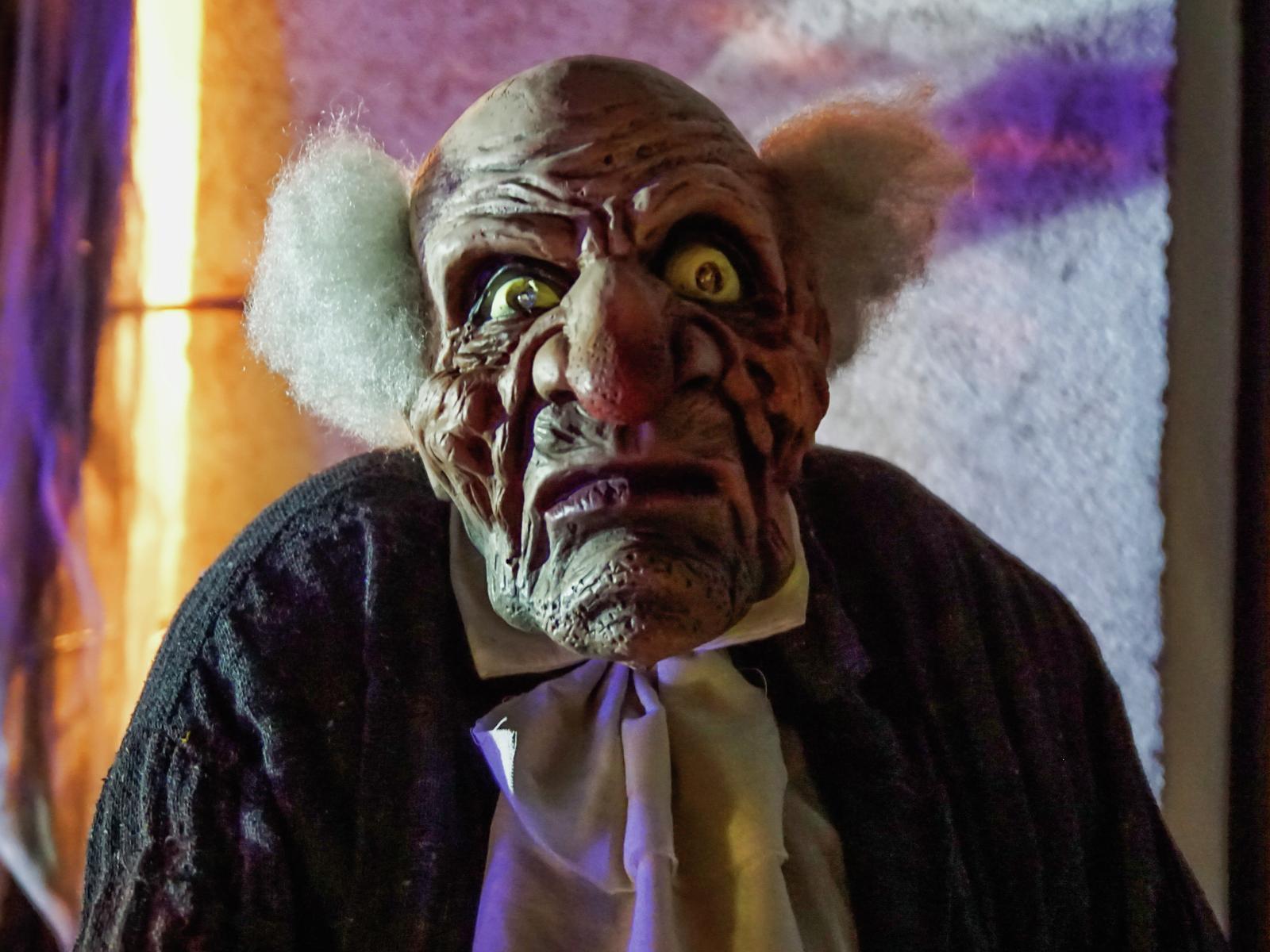 Zombie-Butler - bewegte Halloween Figur - mit Licht und Soundeffekten - 164cm - Geräuschsensor