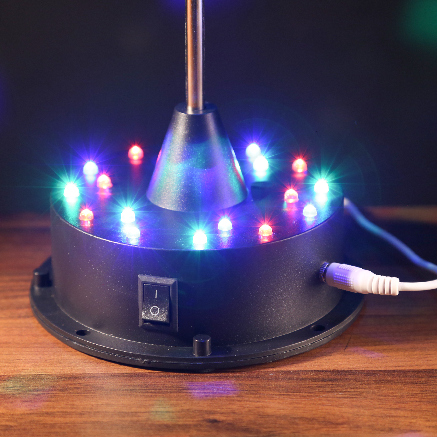 LED Spiegelkugel 13cm mit Standfuß - 18 bunte LED - Batterie und USB Betrieb - silber LED Spiegelkugel 13cm mit Standfuß - 18 bunte LED - Batterie und USB Betrieb - silber