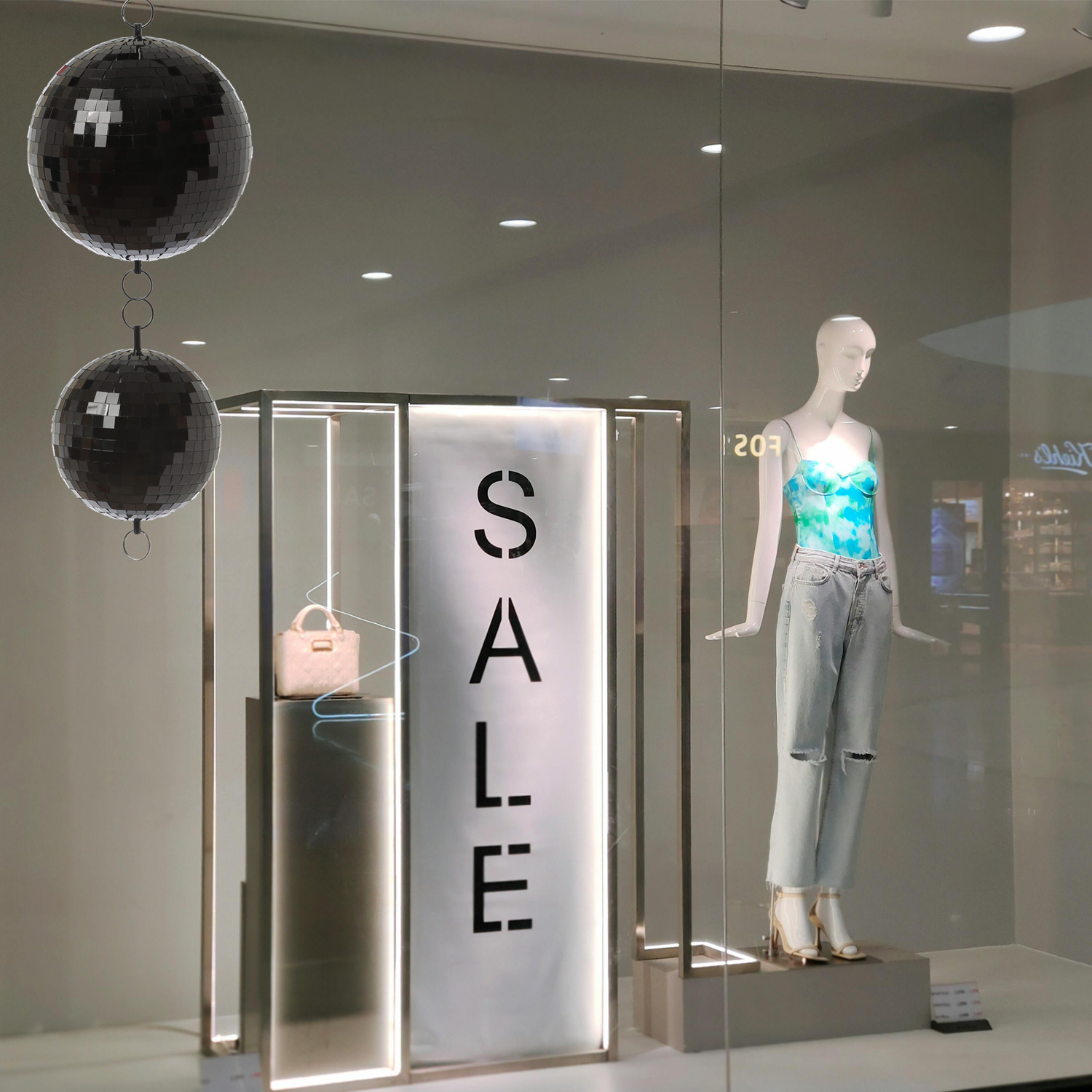 Spiegelkugel 40cm - schwarz - Discokugel Echtglas - 10x10mm Spiegel - PROMO - Metallöse oben + unten Spiegelkugel 40cm - schwarz - Discokugel Echtglas - 10x10mm Spiegel - PROMO - Metallöse oben + unten