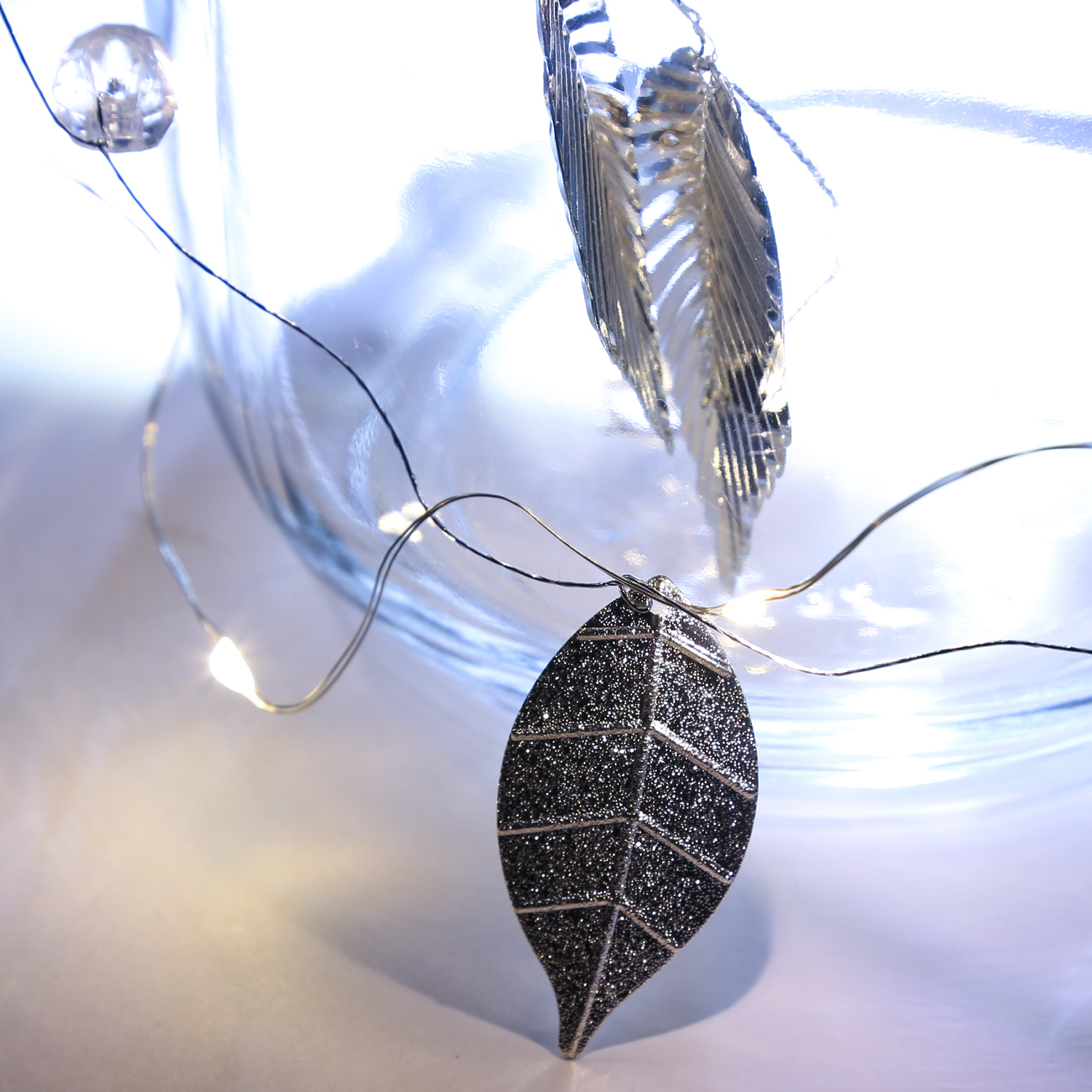 LED Drahtlichterkette mit silbernen Blättern und Perlen - 20 warmweiße LED - Batterie - L: 1,37m