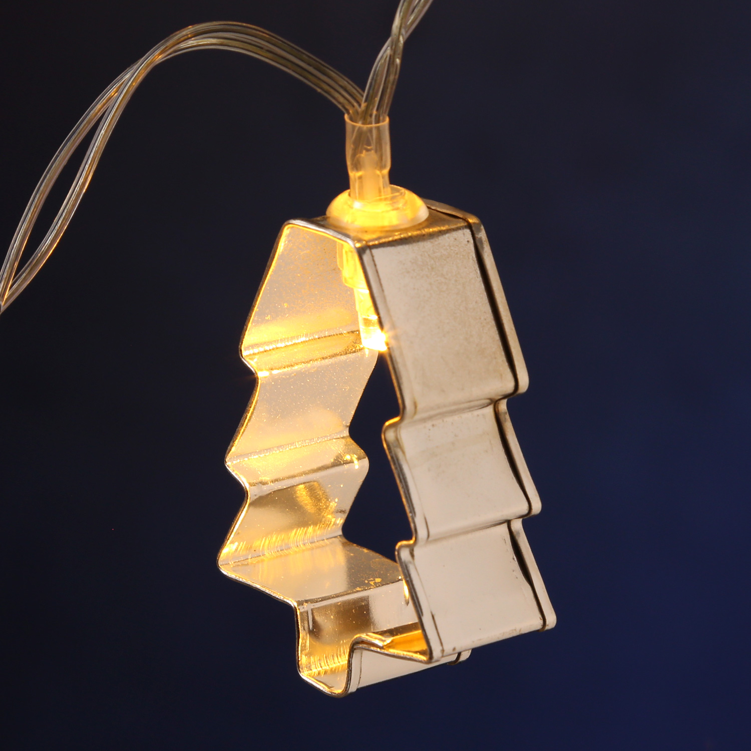 LED Lichterkette mit silbernen Baum Backförmchen - 8 warmweiße LED - Batteriebetrieb - L: 1,4m LED Lichterkette mit silbernen Baum Backförmchen - 8 warmweiße LED - Batteriebetrieb - L: 1,4m