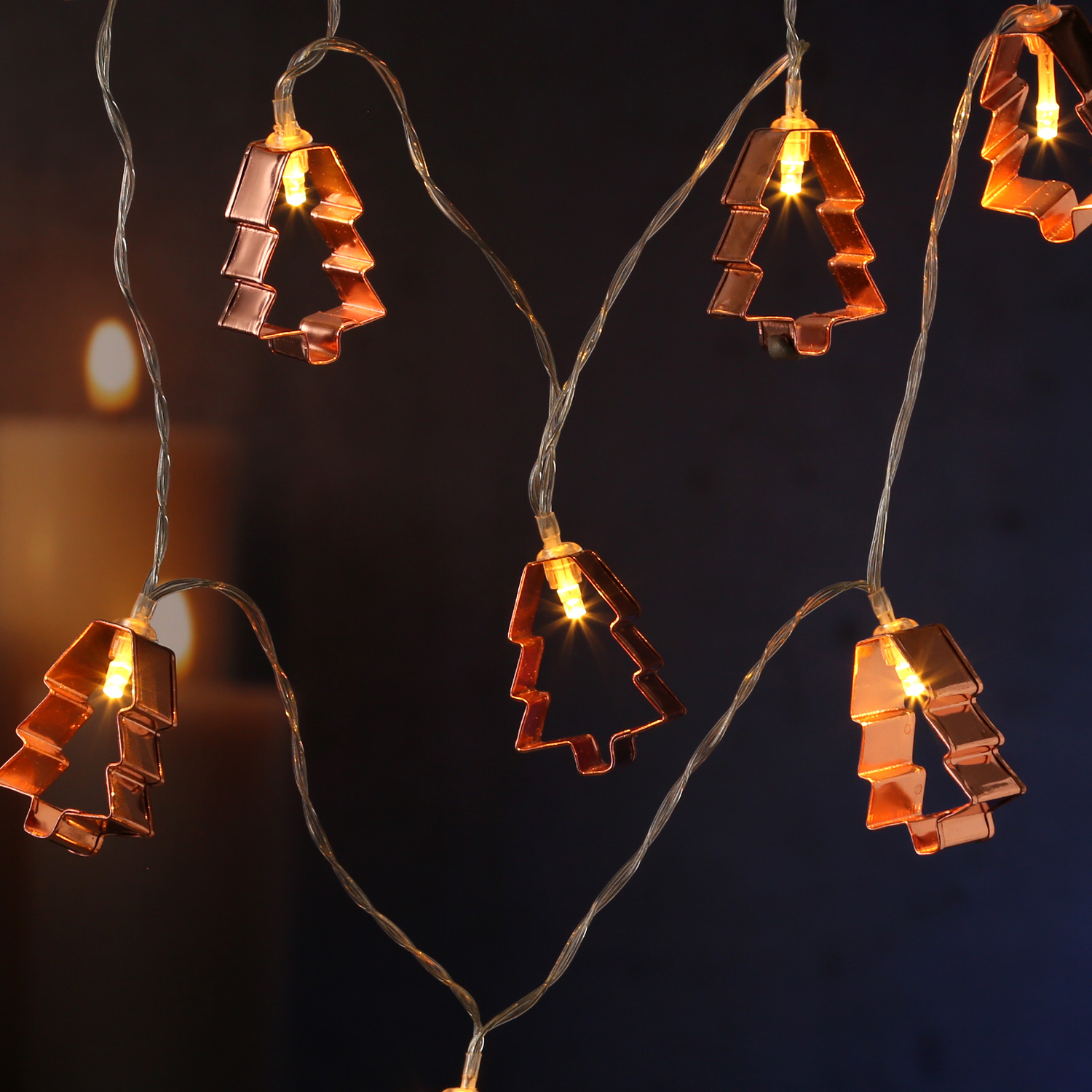 LED Lichterkette mit kupferfarbenen Baum Backförmchen - 8 warmweiße LED - Batteriebetrieb - L: 1,4m LED Lichterkette mit kupferfarbenen Baum Backförmchen - 8 warmweiße LED - Batteriebetrieb - L: 1,4m