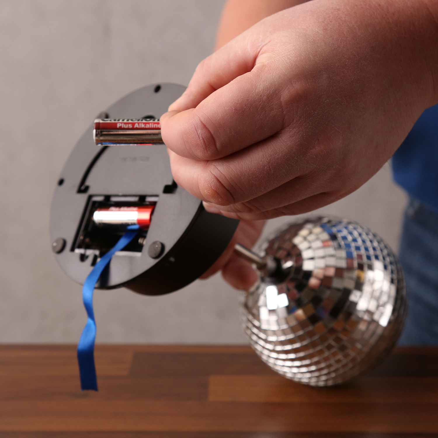 LED Spiegelkugel 13cm mit Standfuß - 18 bunte LED - Batterie und USB Betrieb - silber LED Spiegelkugel 13cm mit Standfuß - 18 bunte LED - Batterie und USB Betrieb - silber