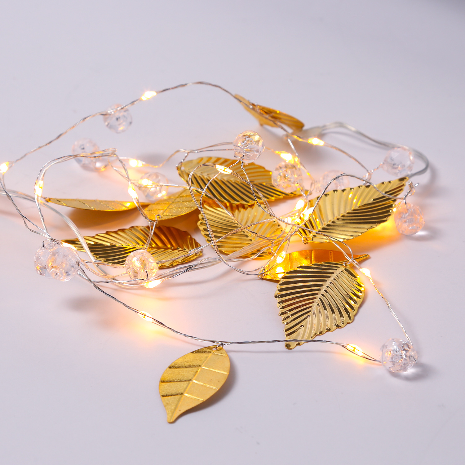 LED Drahtlichterkette mit goldenen Blättern und Perlen - 20 warmweiße LED - Batterie - L: 1,37m