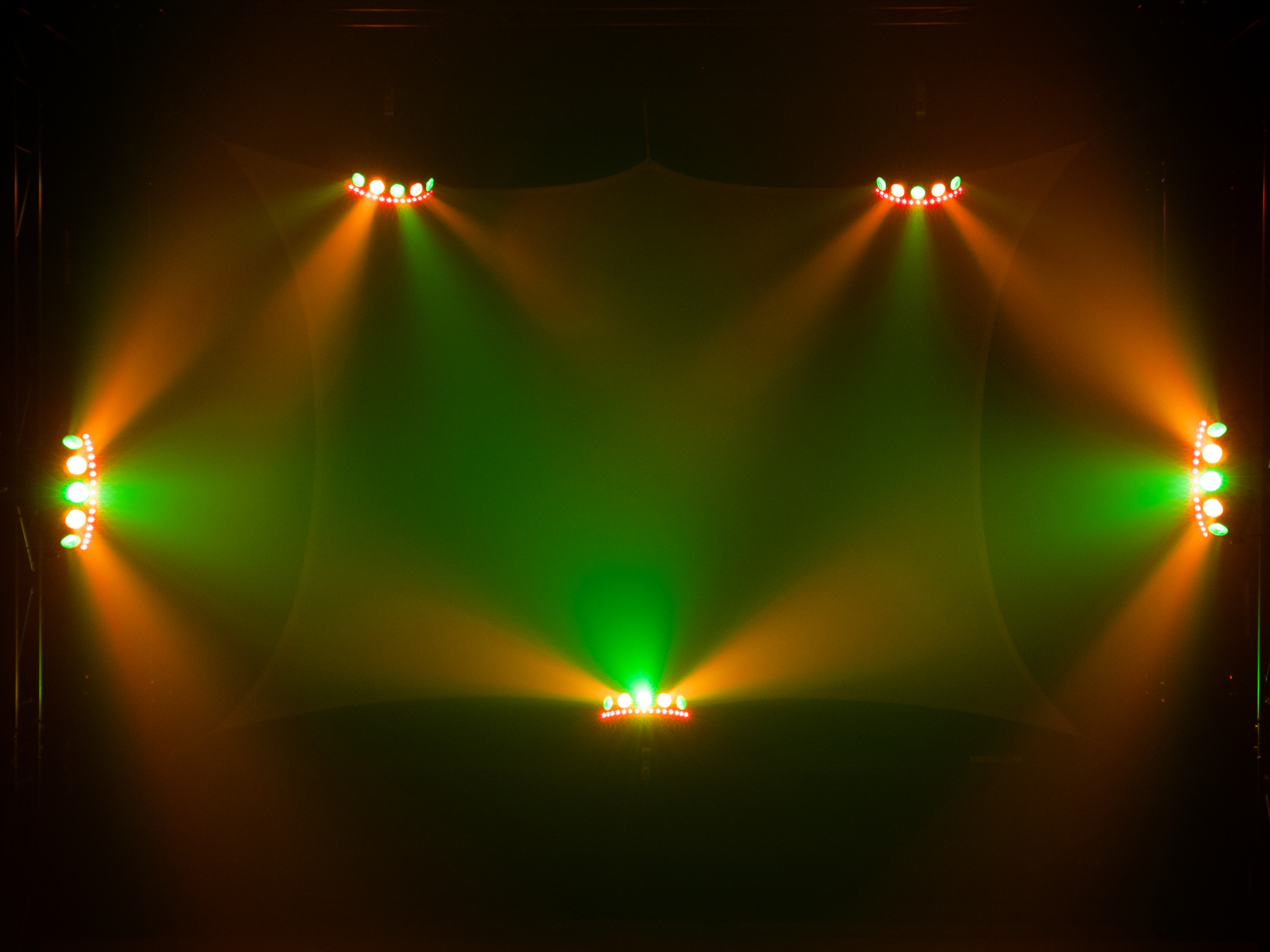 4in1-LED-Effektscheinwerfer mit RGB+UV-LEDs, dynamischen Farbeffekten und Stroboskop 4in1-LED-Effektscheinwerfer mit RGB+UV-LEDs, dynamischen Farbeffekten und Stroboskop