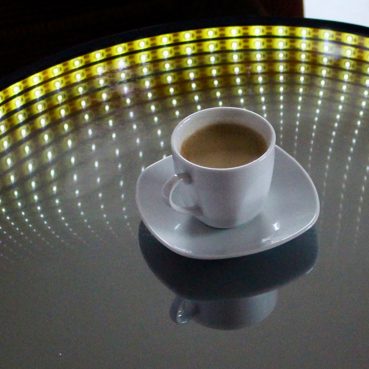 LED-Tisch WARP - rund - 50 cm Endlos-Optik - Spiegeltisch mit LED - Batterie - Timer