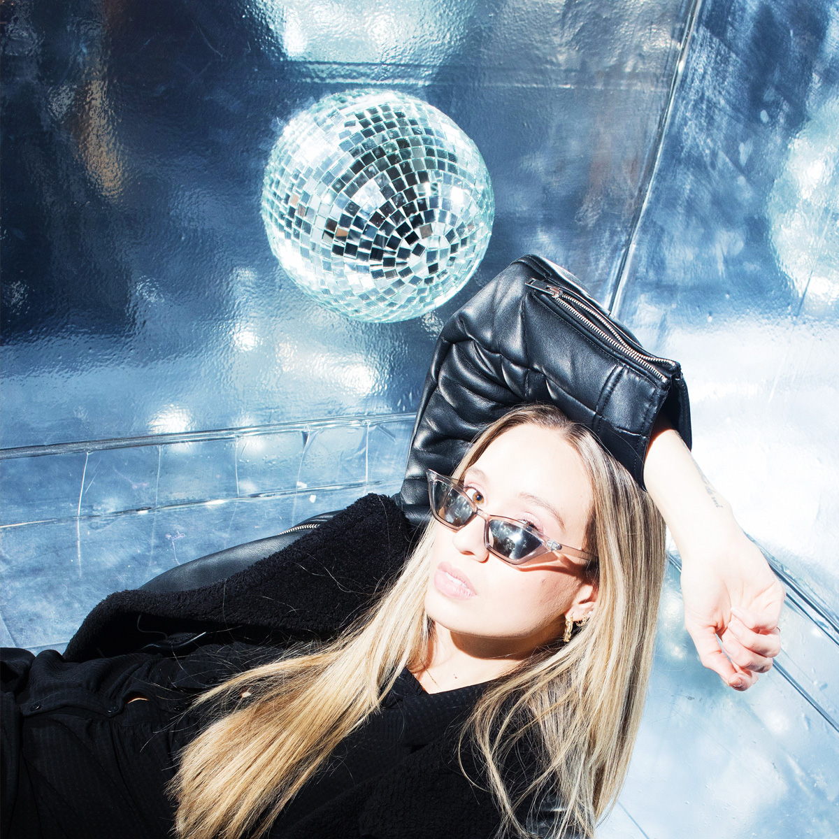 Spiegelkugel 40cm - schwarz - Discokugel Echtglas - 10x10mm Spiegel - PROMO - Metallöse oben + unten Spiegelkugel 40cm - schwarz - Discokugel Echtglas - 10x10mm Spiegel - PROMO - Metallöse oben + unten