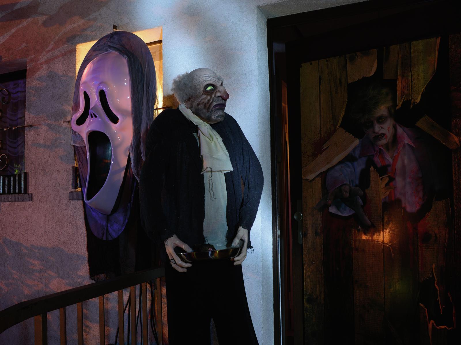 Zombie-Butler - bewegte Halloween Figur - mit Licht und Soundeffekten - 164cm - Geräuschsensor