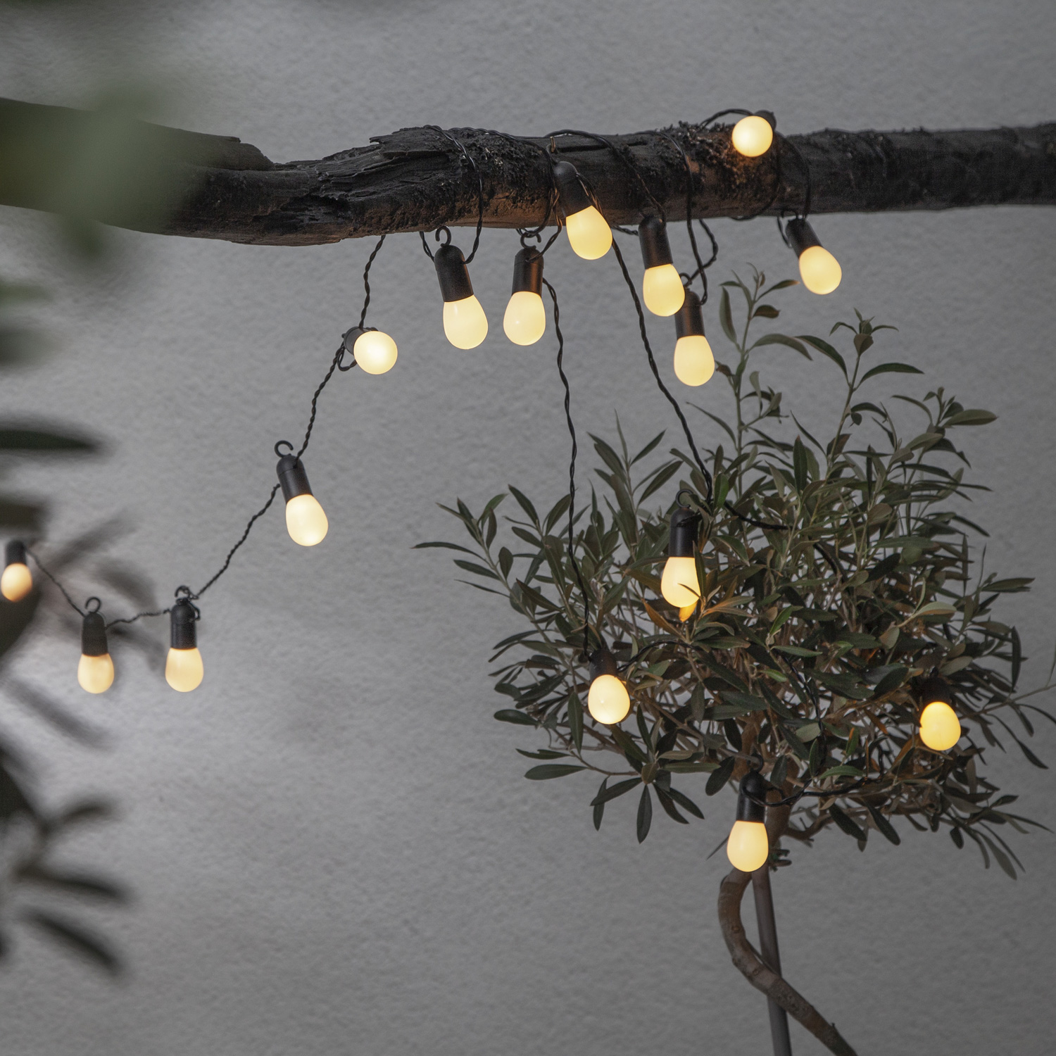 LED Partylichterkette - 16 kleine milchig weiße Kugeln - L: 4,5m - schwarzes Kabel - outdoor LED Partylichterkette - 16 kleine milchig weiße Kugeln - L: 4,5m - schwarzes Kabel - outdoor