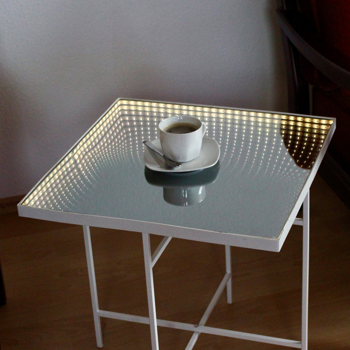LED-Tisch WARP - Quadrat 47x50cm Endlos-Optik - Spiegeltisch mit LED - Batterie - Timer