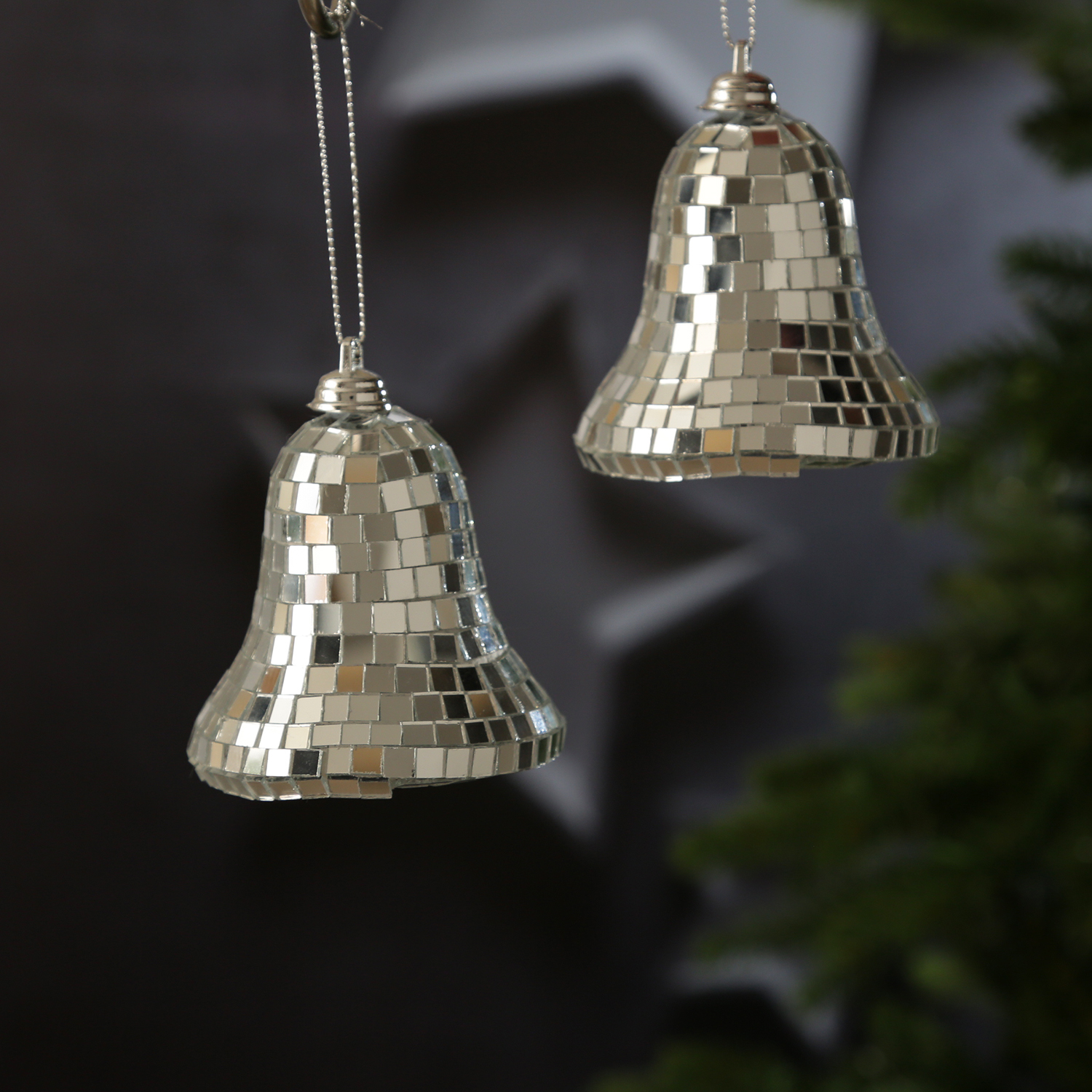 Christbaumschmuck Glocken - Weihnachtsbaumschmuck im Discokugel Look - H: 8cm - silber - 4er Set