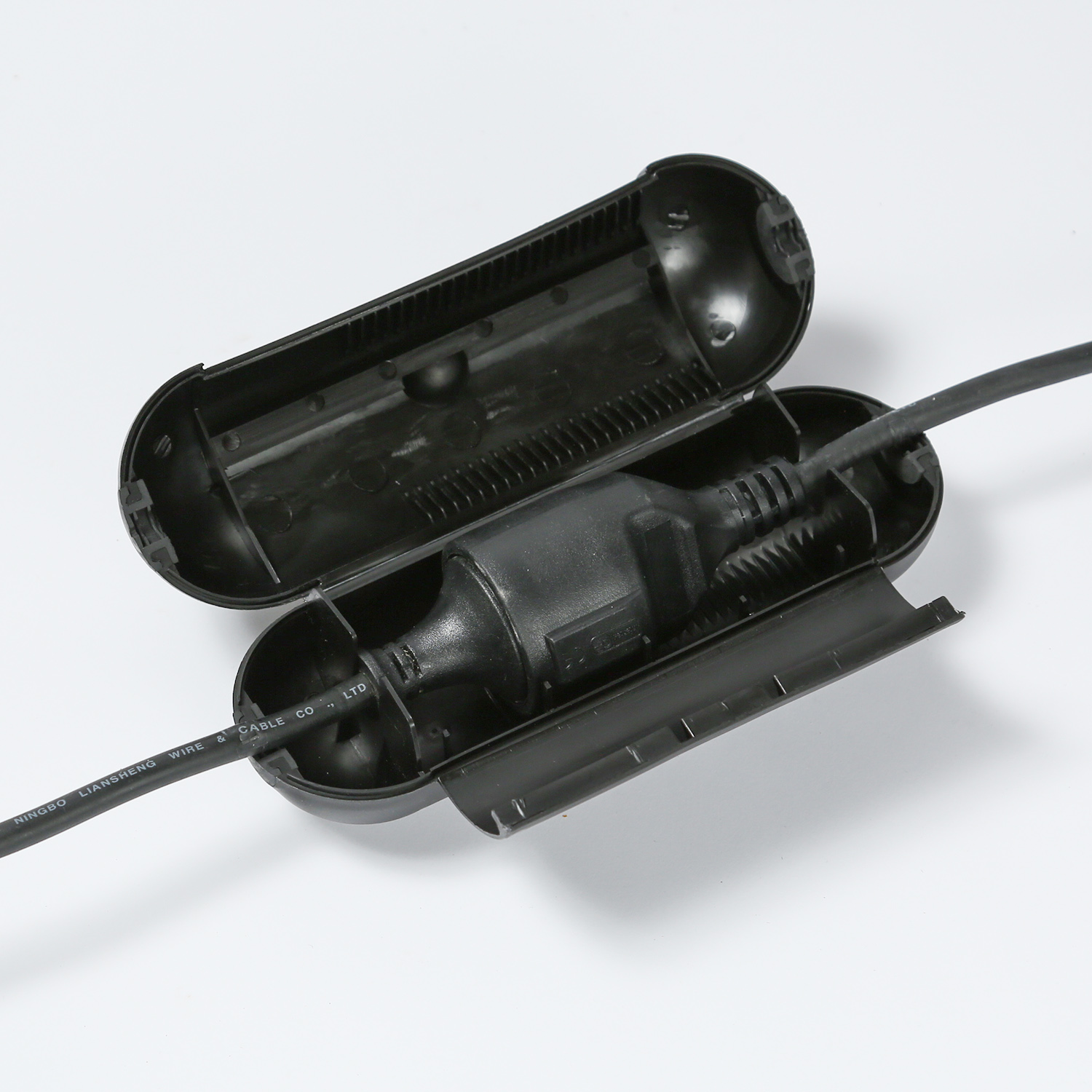 Kabelschutzdose, schwarz - zur Verlegung von Stromkabeln im Freien Kabelschutzdose, schwarz - zur Verlegung von Stromkabeln im Freien