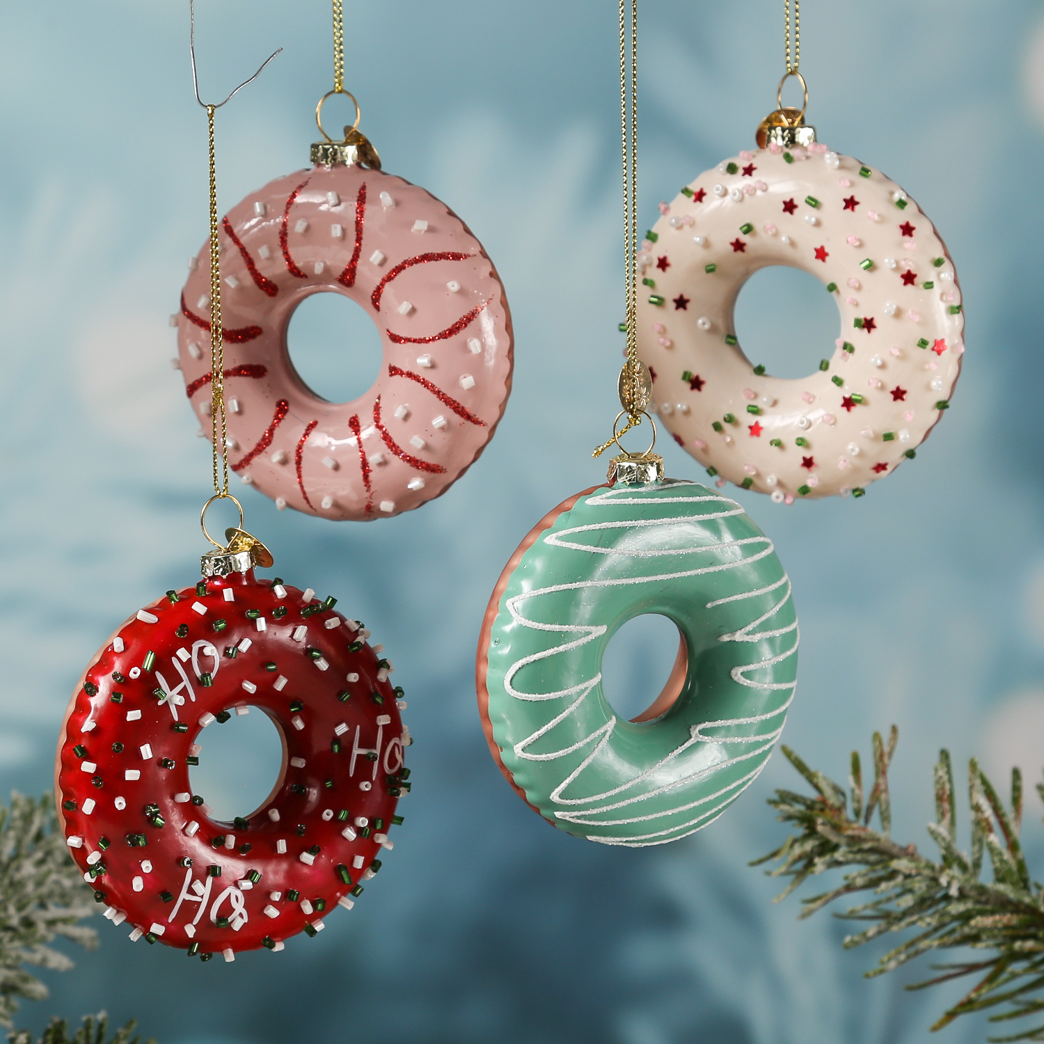 Weihnachtsbaumschmuck DONUTS - Glas - inkl. Aufhänger - mit Verzierung - H: 8,5cm - 4er Set Weihnachtsbaumschmuck DONUTS - Glas - inkl. Aufhänger - mit Verzierung - H: 8,5cm - 4er Set
