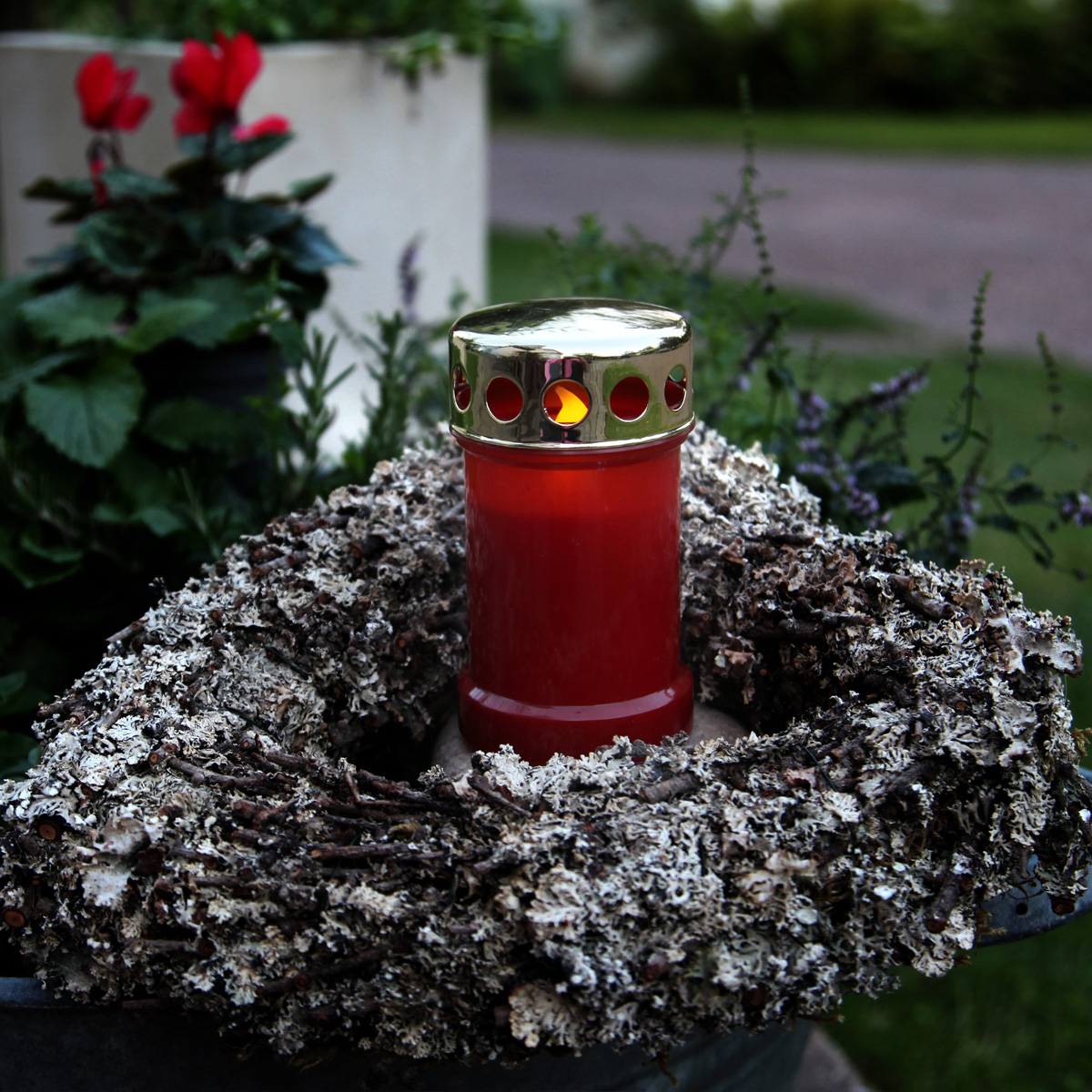 LED Novenkerze "Serene" - Grabkerze - flackernde gelbe LED - H: 14cm - rot/gold LED Novenkerze "Serene" - Grabkerze - flackernde gelbe LED - H: 14cm - rot/gold