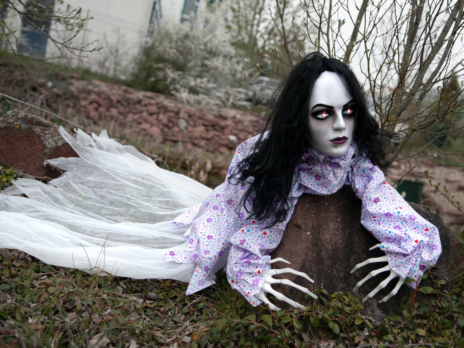 Kriechende Zombiefrau - bewegte 150cm Halloween Figur mit Licht und Geräuscheffekten - Sensor