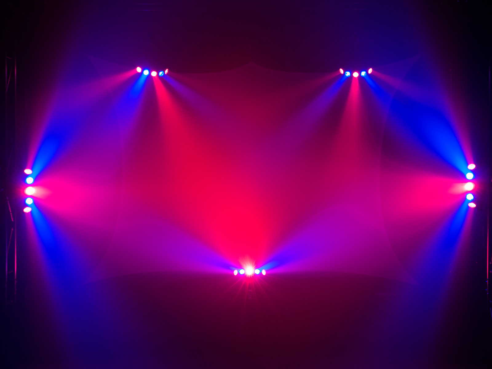 4in1-LED-Effektscheinwerfer mit RGB+UV-LEDs, dynamischen Farbeffekten und Stroboskop 4in1-LED-Effektscheinwerfer mit RGB+UV-LEDs, dynamischen Farbeffekten und Stroboskop