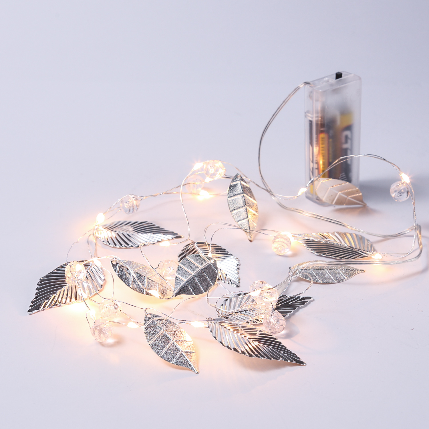 LED Drahtlichterkette mit silbernen Blättern und Perlen - 20 warmweiße LED - Batterie - L: 1,37m