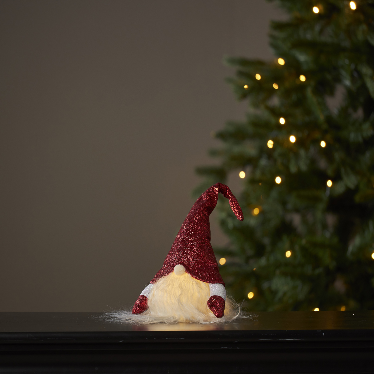 LLED Stoff Wichtel mit Mütze - Weihnachtsmann - 1 warmweiße LED - H: 28cm - inkl. Batterie - rot