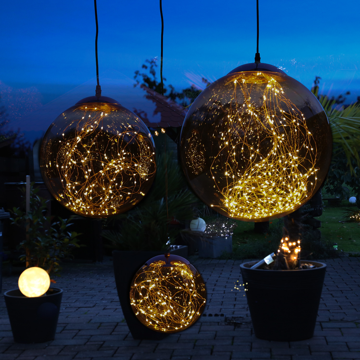 LED Kugel mit Drahtlichterkette - hängend - 140 bernsteinfarbene LED - D: 30cm - f.Außen - rauchgrau LED Kugel mit Drahtlichterkette - hängend - 140 bernsteinfarbene LED - D: 30cm - f.Außen - rauchgrau