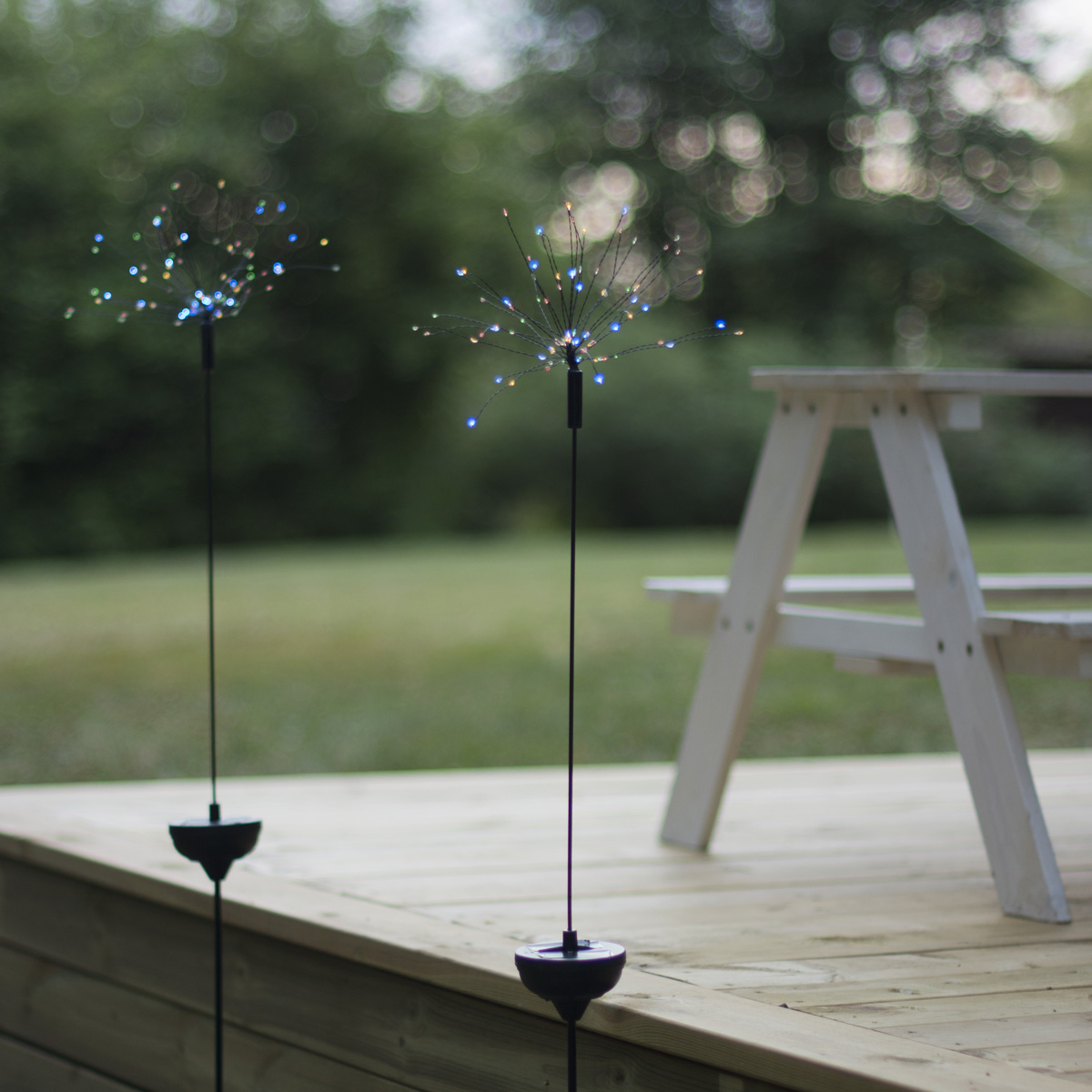 LED Solarstab FEUERWERK Gartendeko - 90 bunte LED - H: 100cm - Dämmerungssensor LED Solarstab FEUERWERK Gartendeko - 90 bunte LED - H: 100cm - Dämmerungssensor