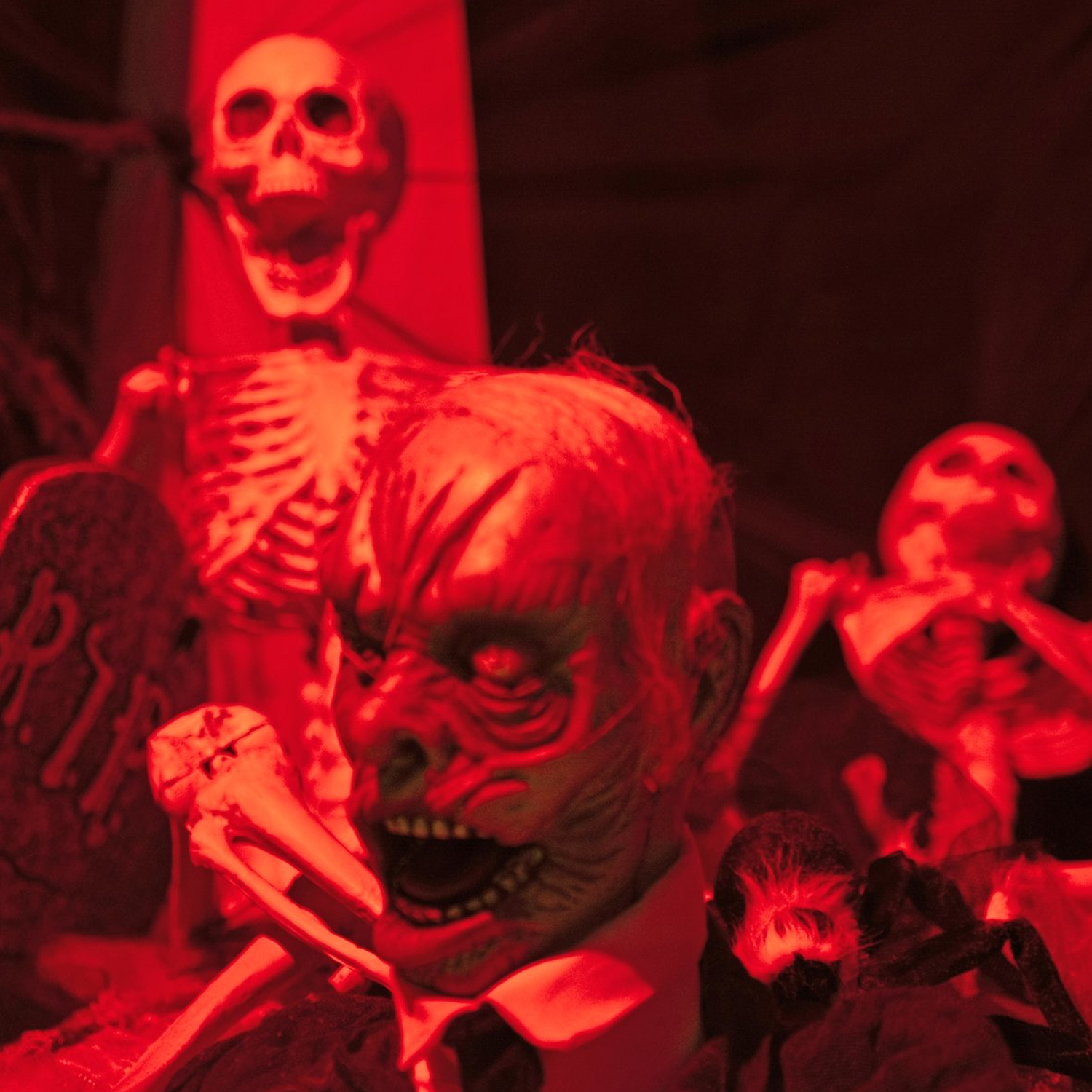 Bewegter Zombie - animierte Halloween Figur - 43cm - Bewegung, Leuchtaugen, Geräusche Bewegter Zombie - animierte Halloween Figur - 43cm - Bewegung, Leuchtaugen, Geräusche