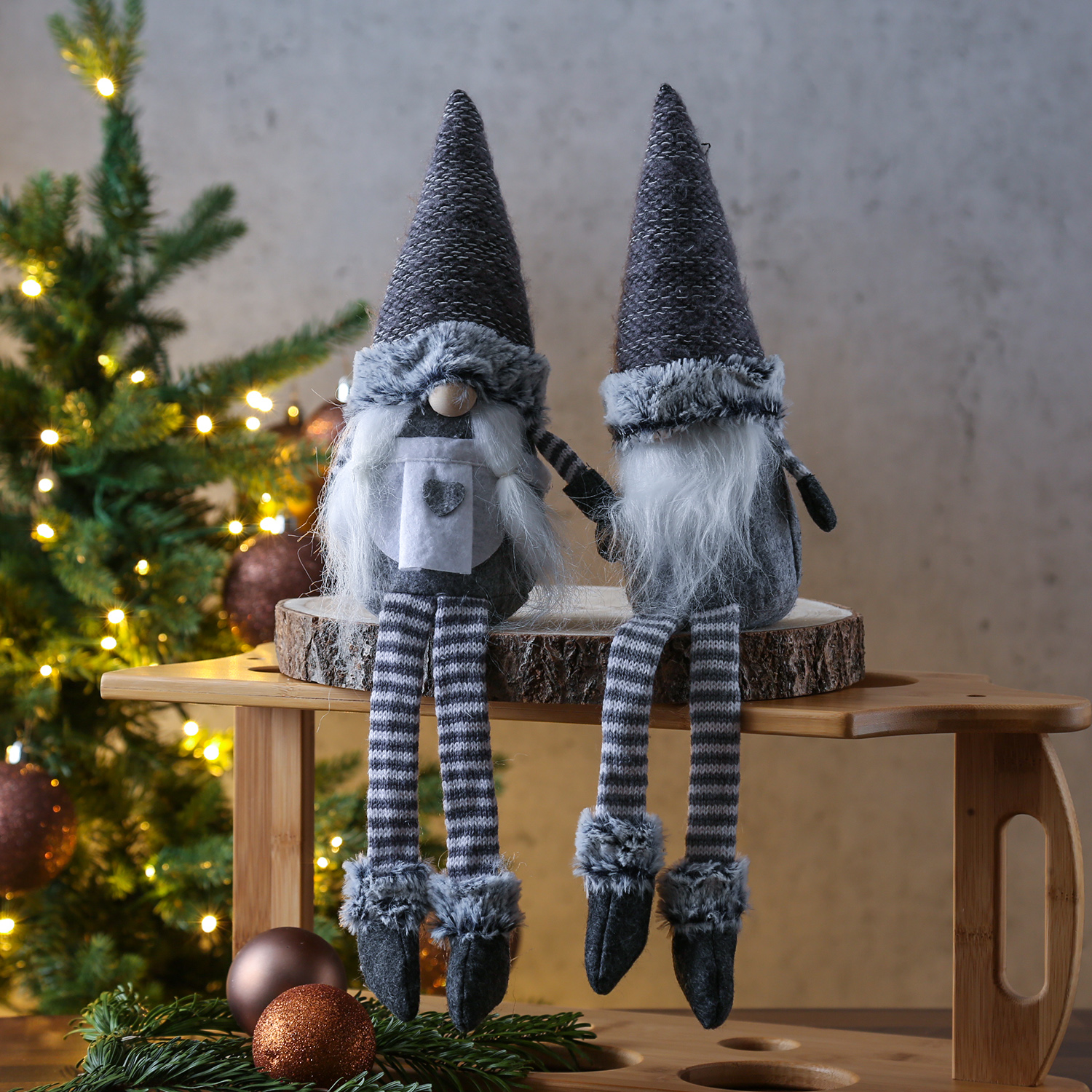 Stoff Weihnachtswichtel - Mann - mit Mütze - Kantensitzer - H: 44cm - für Innen - grau/weiß