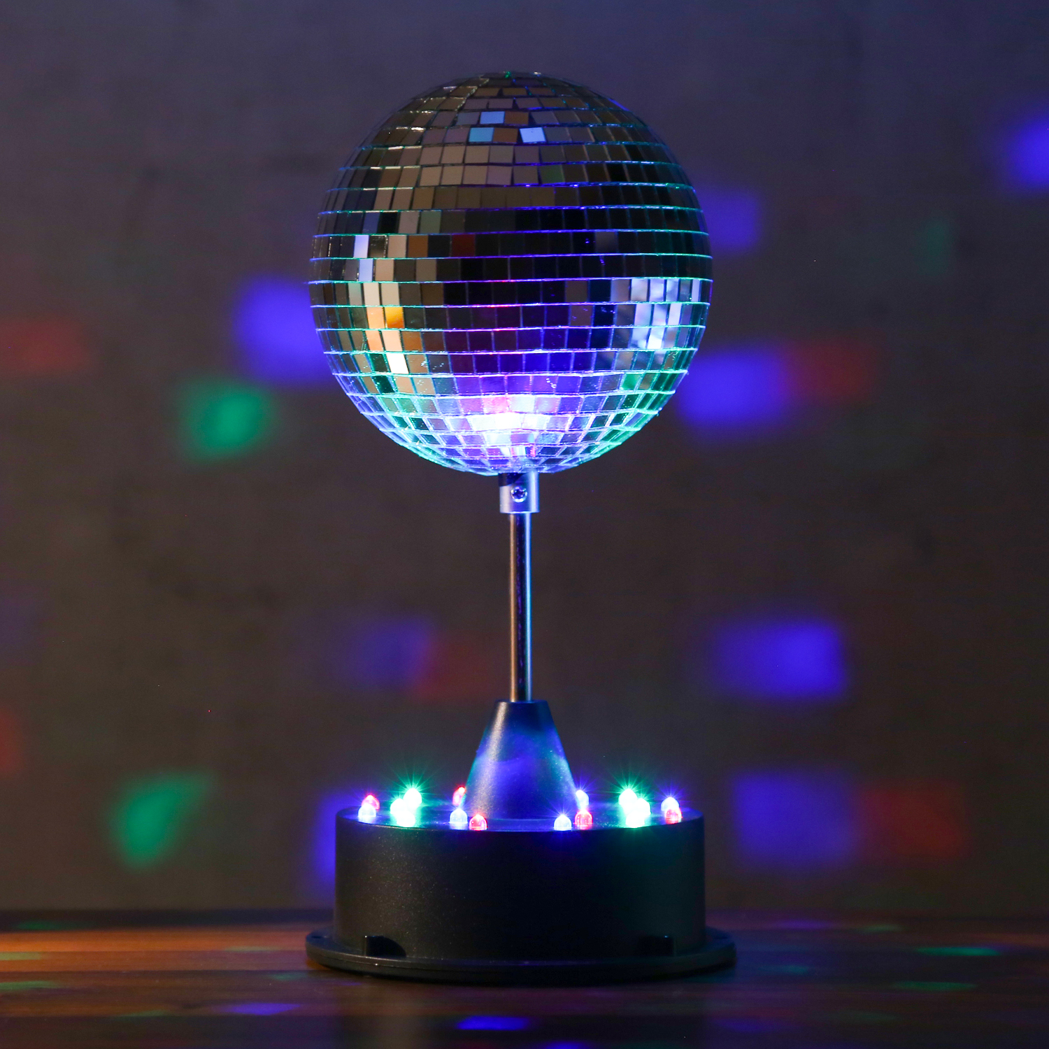 LED Spiegelkugel 13cm mit Standfuß - 18 bunte LED - Batterie und USB Betrieb - silber LED Spiegelkugel 13cm mit Standfuß - 18 bunte LED - Batterie und USB Betrieb - silber