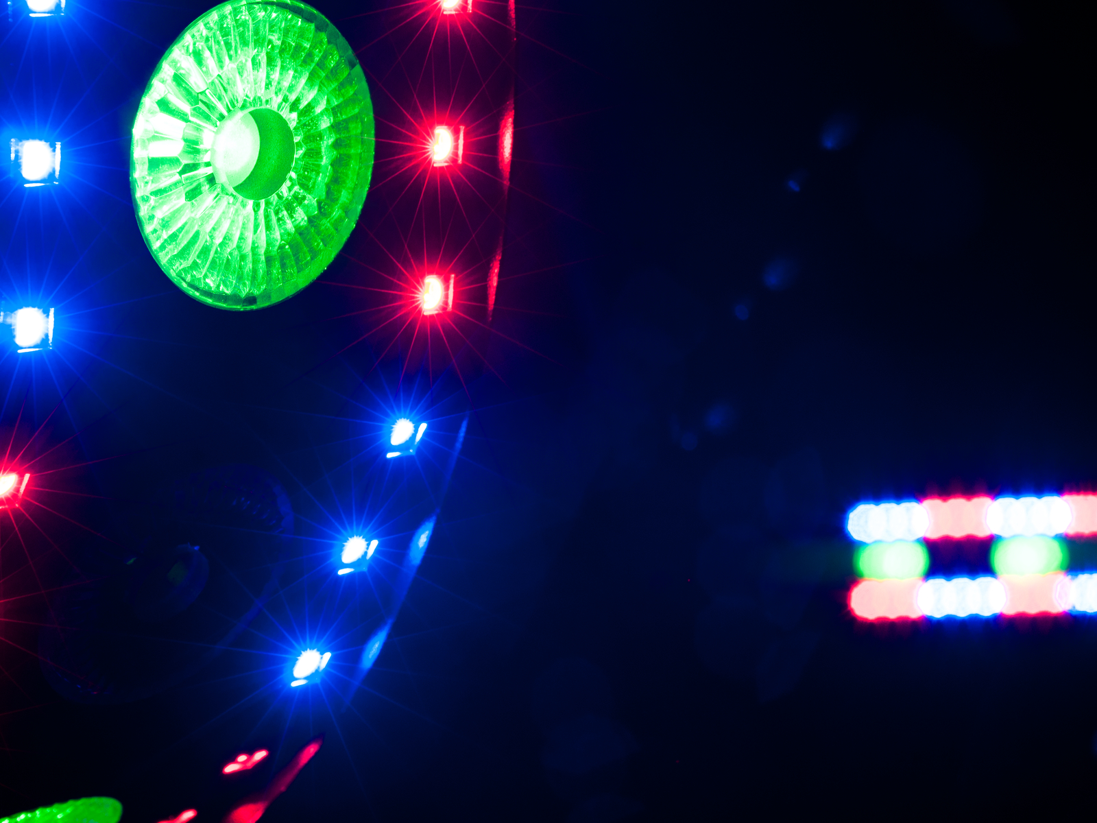 4in1-LED-Effektscheinwerfer mit RGB+UV-LEDs, dynamischen Farbeffekten und Stroboskop 4in1-LED-Effektscheinwerfer mit RGB+UV-LEDs, dynamischen Farbeffekten und Stroboskop