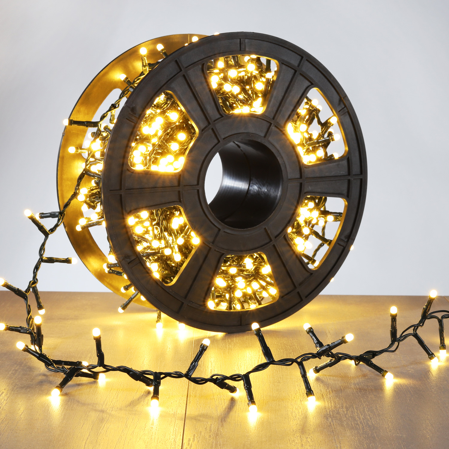 LED Lichterkette mit Kabelaufroller - 1000 warmweiße LED - L: 20m - Außen - Trafo - schwarz