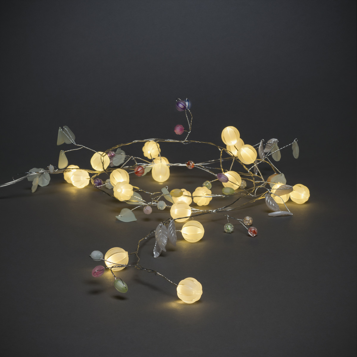 LED Lichterkette Kugeln, grüne Blätter und Beeren - 20 warmweiße LED - Batterie - Timer - L: 1,60m LED Lichterkette Kugeln, grüne Blätter und Beeren - 20 warmweiße LED - Batterie - Timer - L: 1,60m