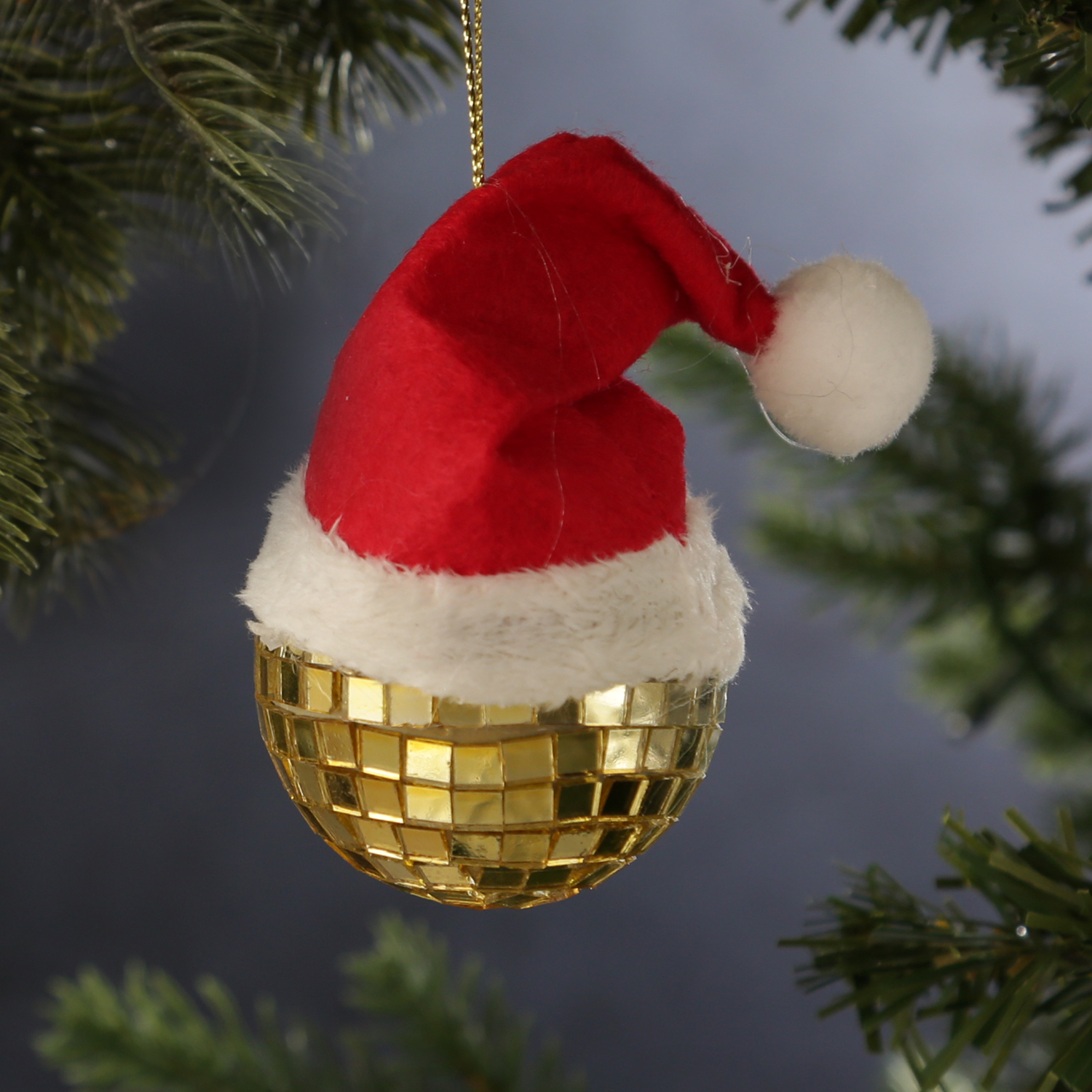 Weihnachtsbaumschmuck DISCOKUGEL mit Nikolausmütze - H: 7cm