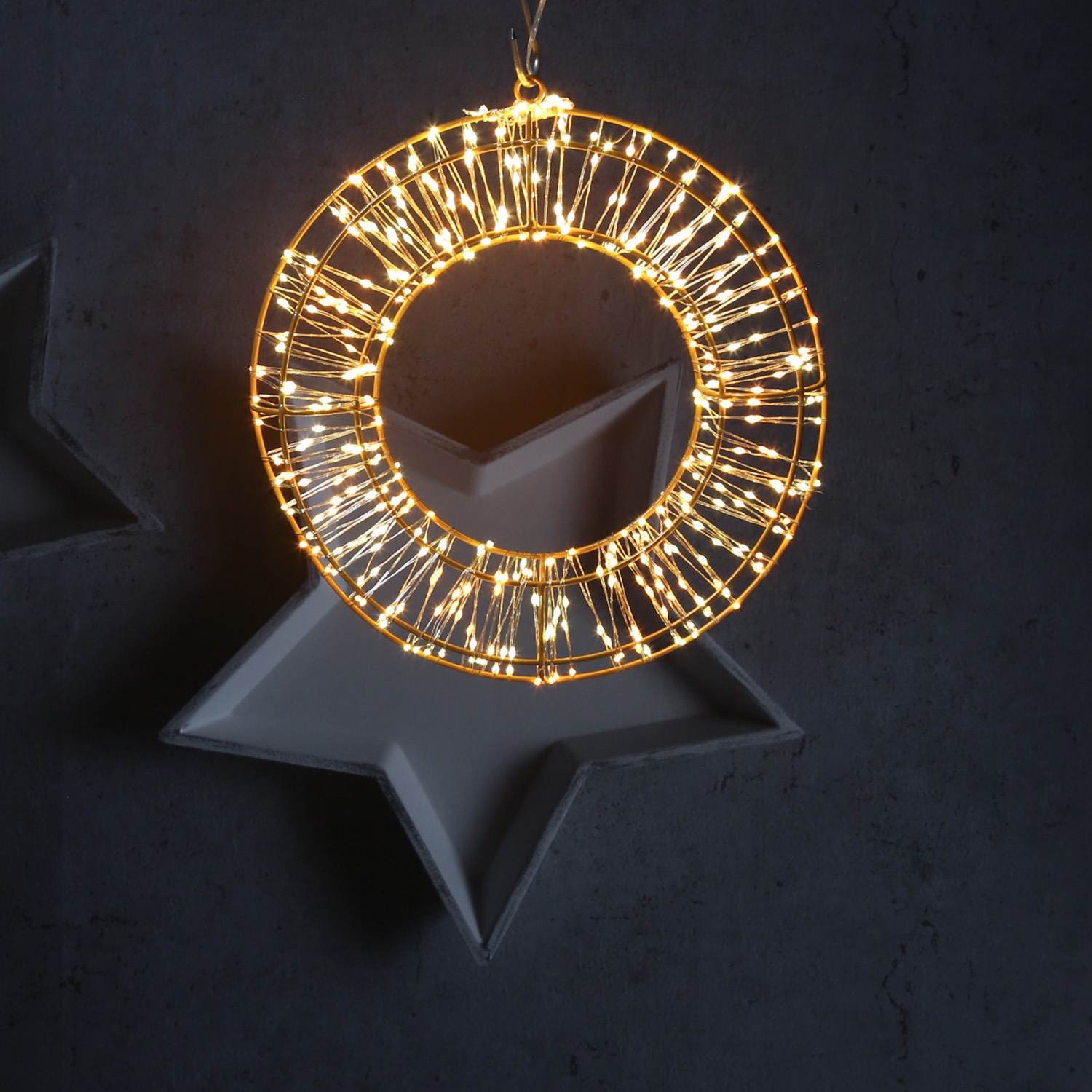 LED Kranz abgeflacht - goldener Lichterkranz mit 400 LED - D: 30cm - 8Modi/Timer - Innen/Außen