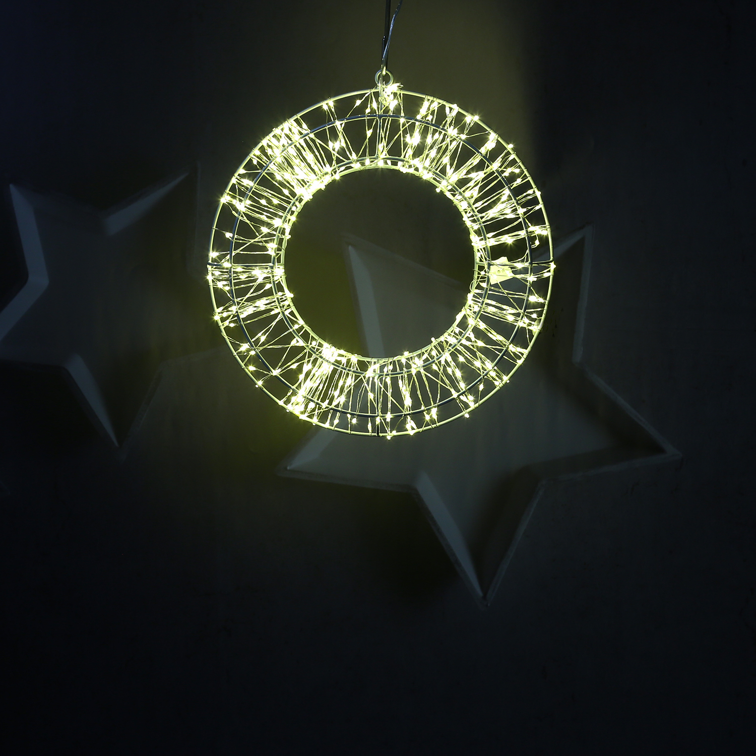 LED Kranz mit Drahtlichterkette - Lichterkranz mit 400 warmweißen LED - D: 28cm - Timer - Außen