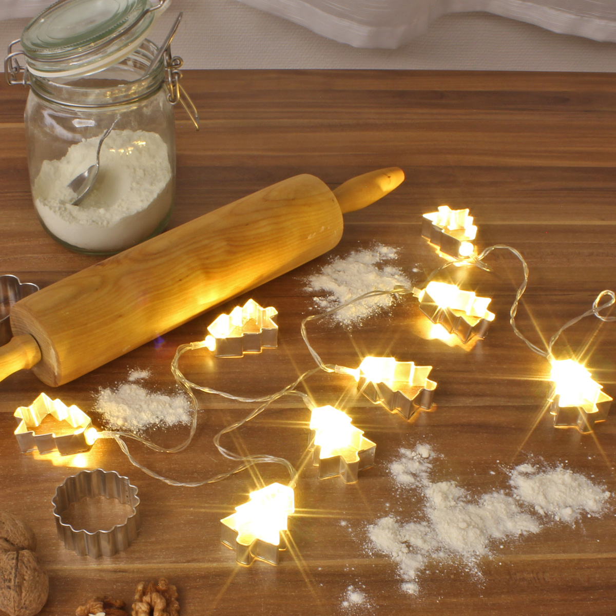 LED Lichterkette mit silbernen Baum Backförmchen - 8 warmweiße LED - Batteriebetrieb - L: 1,4m LED Lichterkette mit silbernen Baum Backförmchen - 8 warmweiße LED - Batteriebetrieb - L: 1,4m