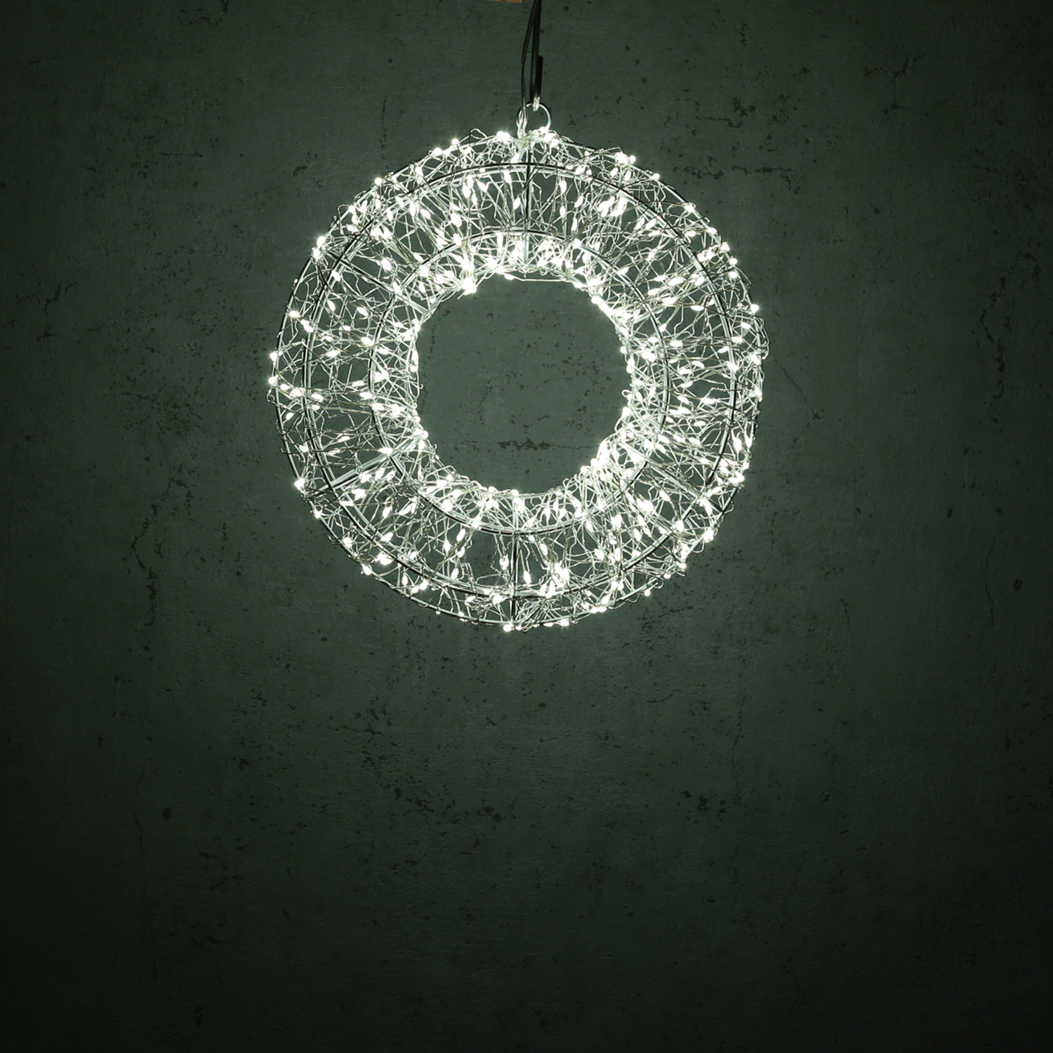 LED Kranz mit Drahtlichterkette - Lichterkranz mit 400 warmweißen LED - D: 28cm - Timer - Außen