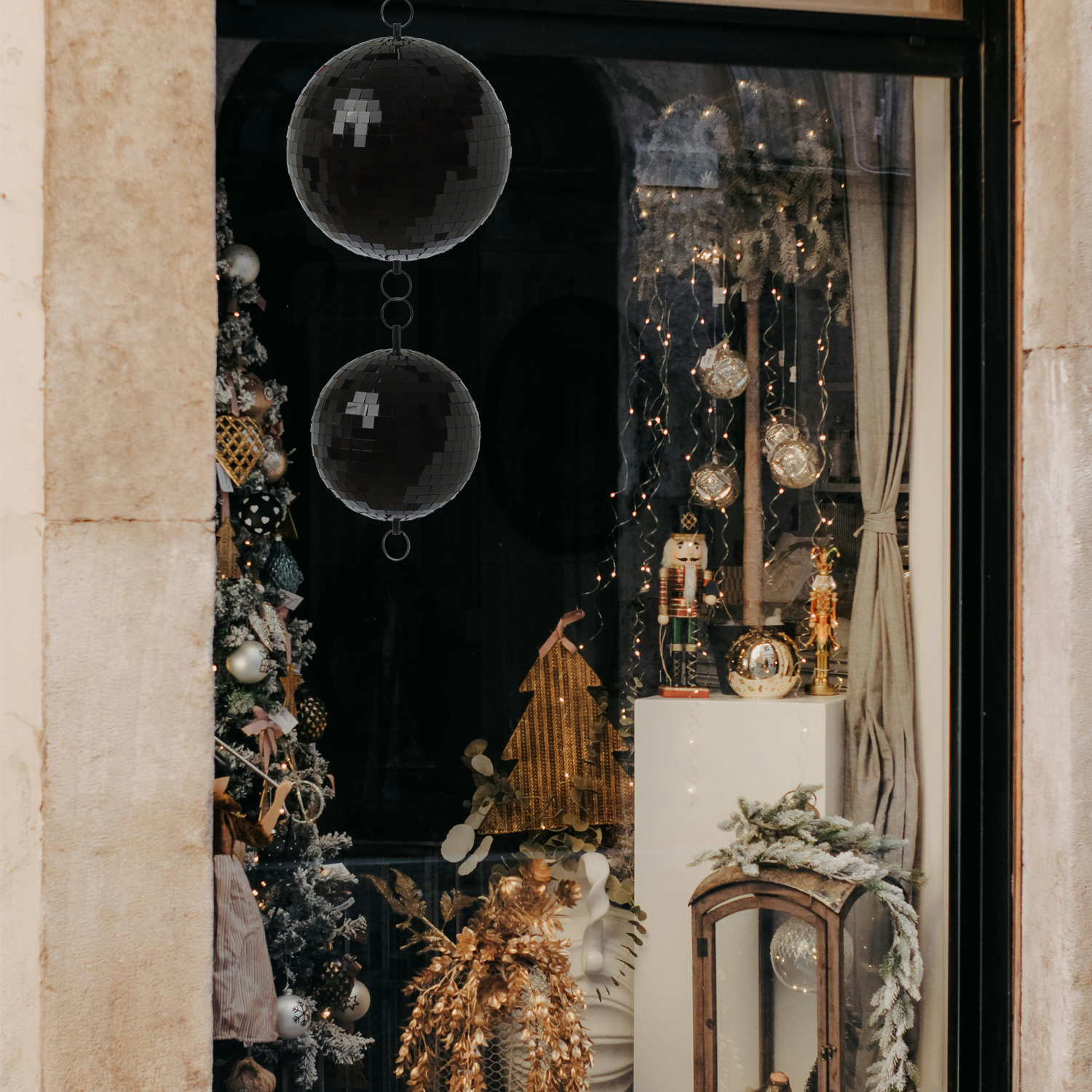 Spiegelkugel 40cm - schwarz - Discokugel Echtglas - 10x10mm Spiegel - PROMO - Metallöse oben + unten Spiegelkugel 40cm - schwarz - Discokugel Echtglas - 10x10mm Spiegel - PROMO - Metallöse oben + unten