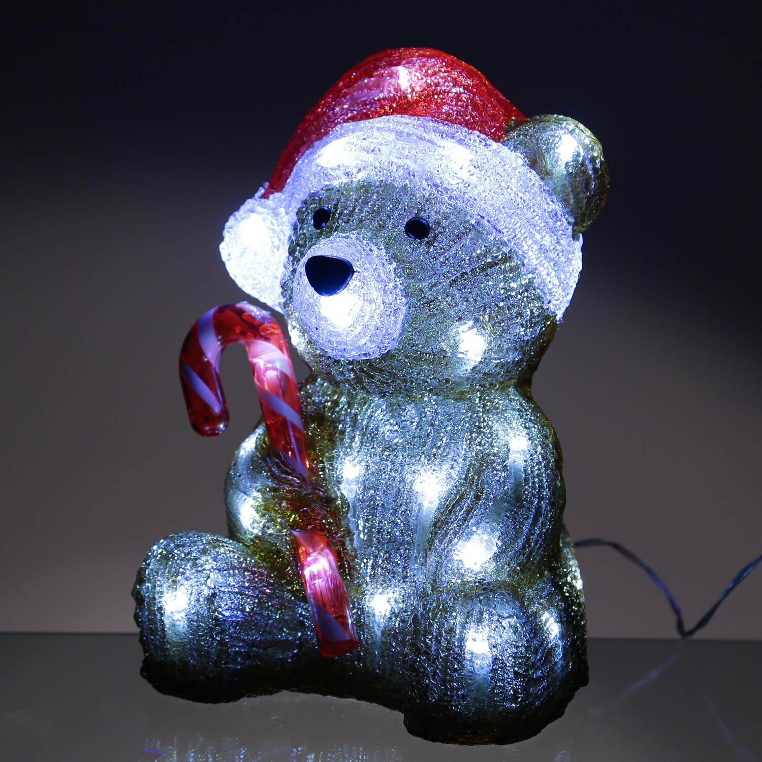 LED Bär mit Zuckerstange - Acryl Tierfigur - 32 kaltweiße LED - H: 24cm - Timer - Batteriebetrieb