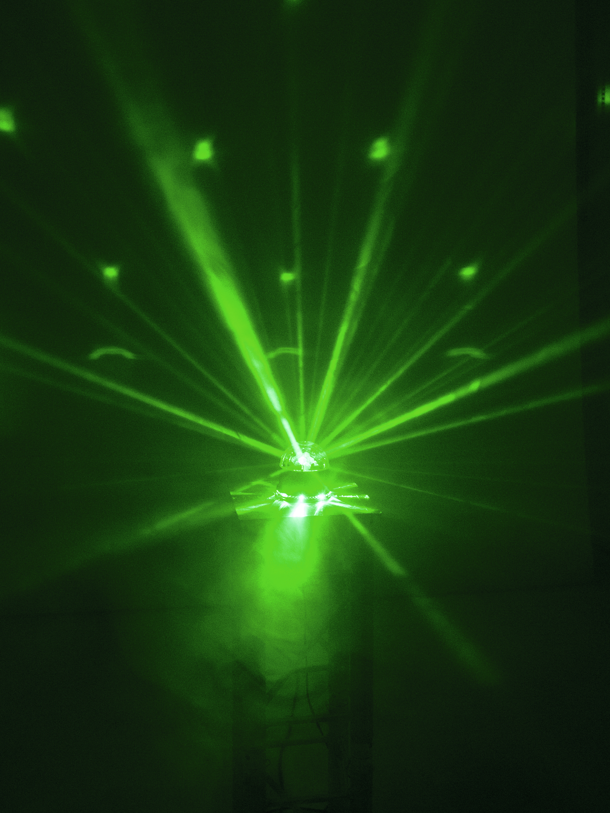 BCW-4 RGB Pilzkopf Lichteffekt mit Musiksteuerung und tollen Effekten