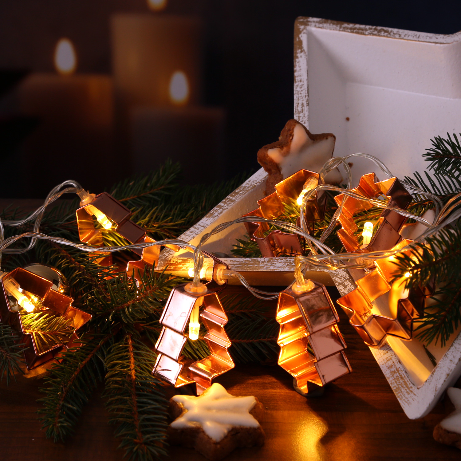 LED Lichterkette mit kupferfarbenen Baum Backförmchen - 8 warmweiße LED - Batteriebetrieb - L: 1,4m LED Lichterkette mit kupferfarbenen Baum Backförmchen - 8 warmweiße LED - Batteriebetrieb - L: 1,4m