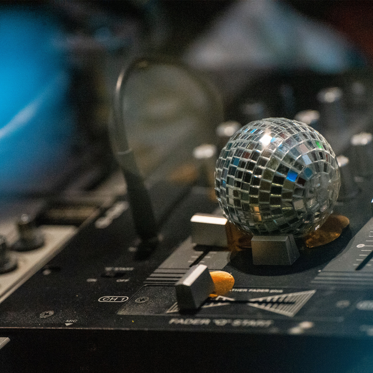 Spiegelkugel 5cm - Discokugel - Echtglas - 5x5mm Spiegel - DEKO Serie - silber - 12er Set Spiegelkugel 5cm - Discokugel - Echtglas - 5x5mm Spiegel - DEKO Serie - silber - 12er Set