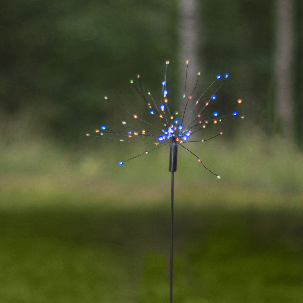 LED Solarstab FEUERWERK Gartendeko - 90 bunte LED - H: 100cm - Dämmerungssensor LED Solarstab FEUERWERK Gartendeko - 90 bunte LED - H: 100cm - Dämmerungssensor