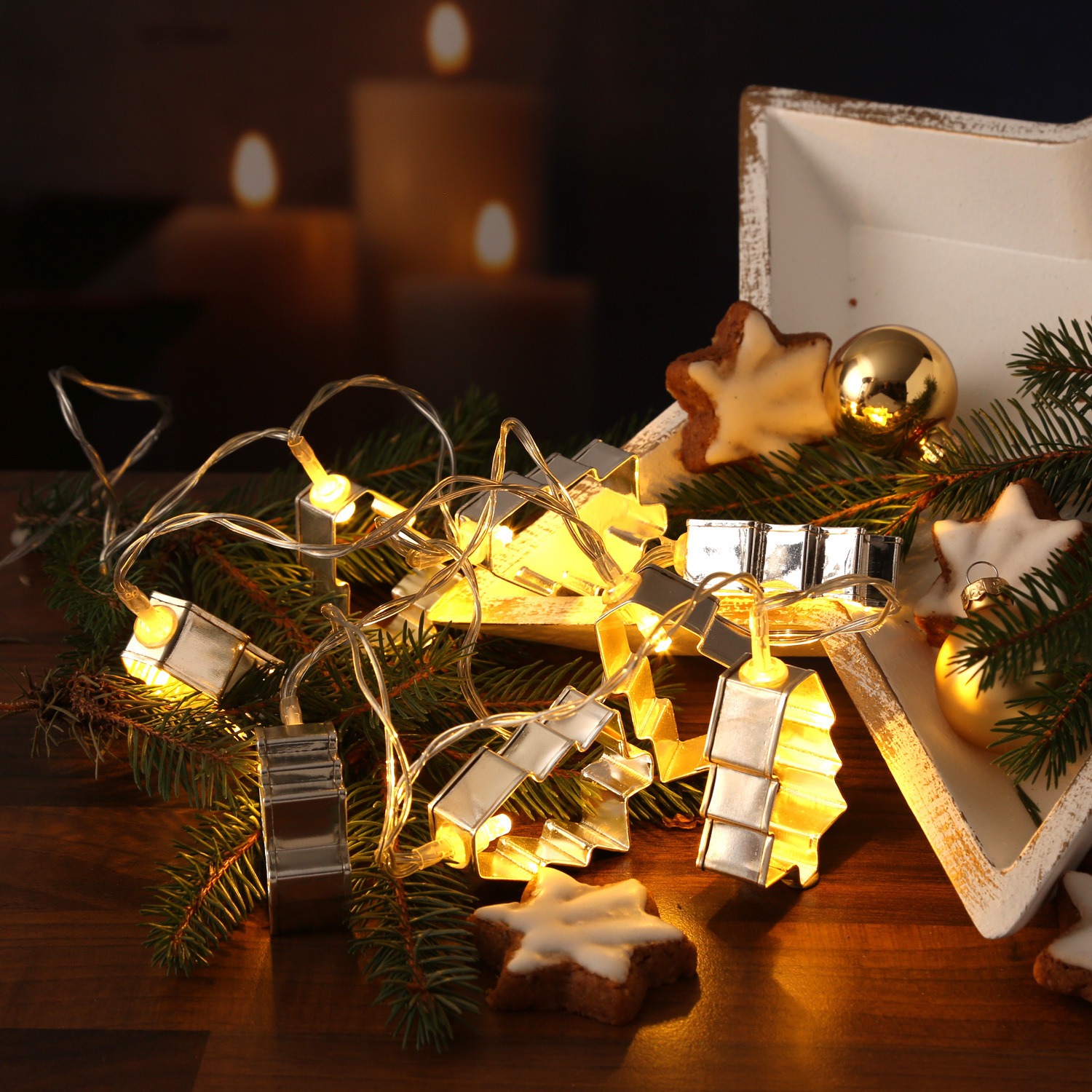 LED Lichterkette mit silbernen Baum Backförmchen - 8 warmweiße LED - Batteriebetrieb - L: 1,4m LED Lichterkette mit silbernen Baum Backförmchen - 8 warmweiße LED - Batteriebetrieb - L: 1,4m