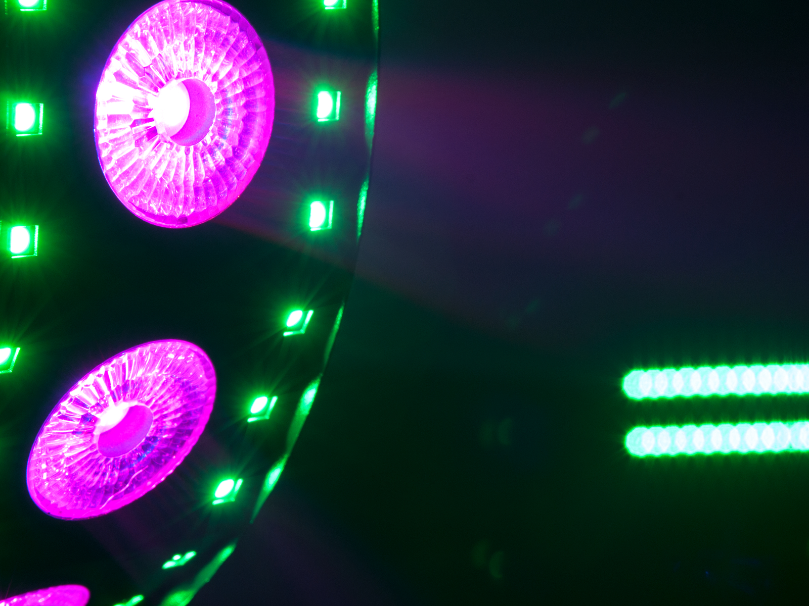 4in1-LED-Effektscheinwerfer mit RGB+UV-LEDs, dynamischen Farbeffekten und Stroboskop 4in1-LED-Effektscheinwerfer mit RGB+UV-LEDs, dynamischen Farbeffekten und Stroboskop