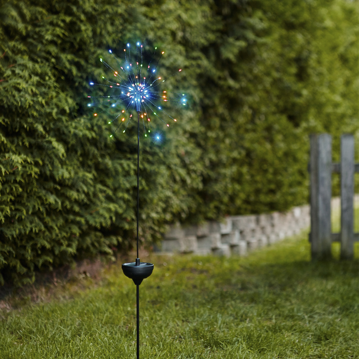 LED Solarstab FEUERWERK Gartendeko - 90 bunte LED - H: 100cm - Dämmerungssensor LED Solarstab FEUERWERK Gartendeko - 90 bunte LED - H: 100cm - Dämmerungssensor