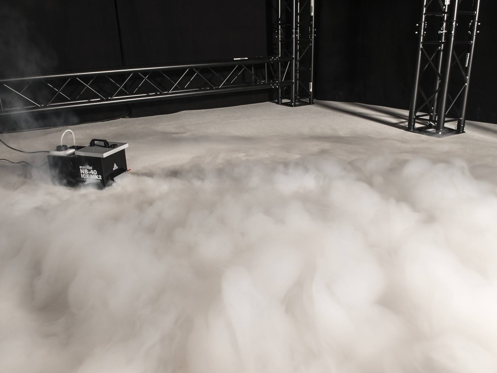 Bodennebel Maschine zum Betrieb mit Eiswuerfeln - Party Show - Nebelmaschine - Spezialeffekt