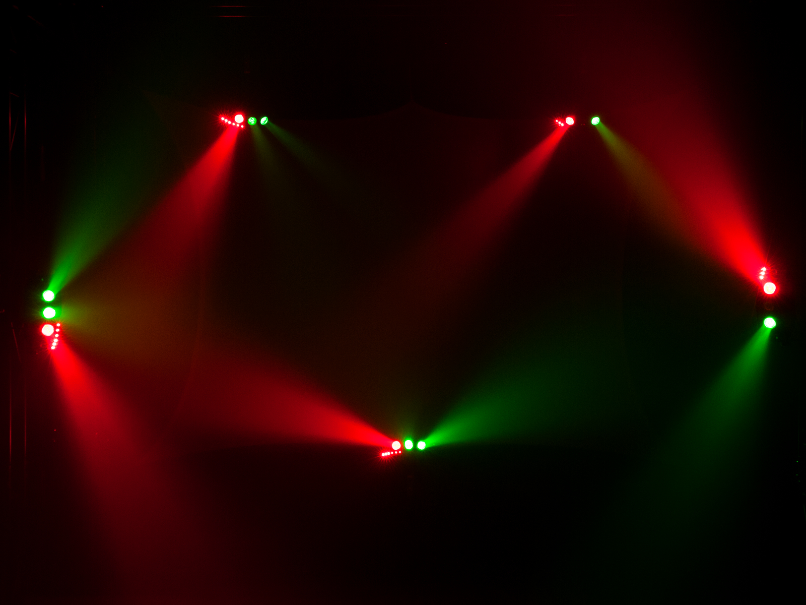 4in1-LED-Effektscheinwerfer mit RGB+UV-LEDs, dynamischen Farbeffekten und Stroboskop 4in1-LED-Effektscheinwerfer mit RGB+UV-LEDs, dynamischen Farbeffekten und Stroboskop