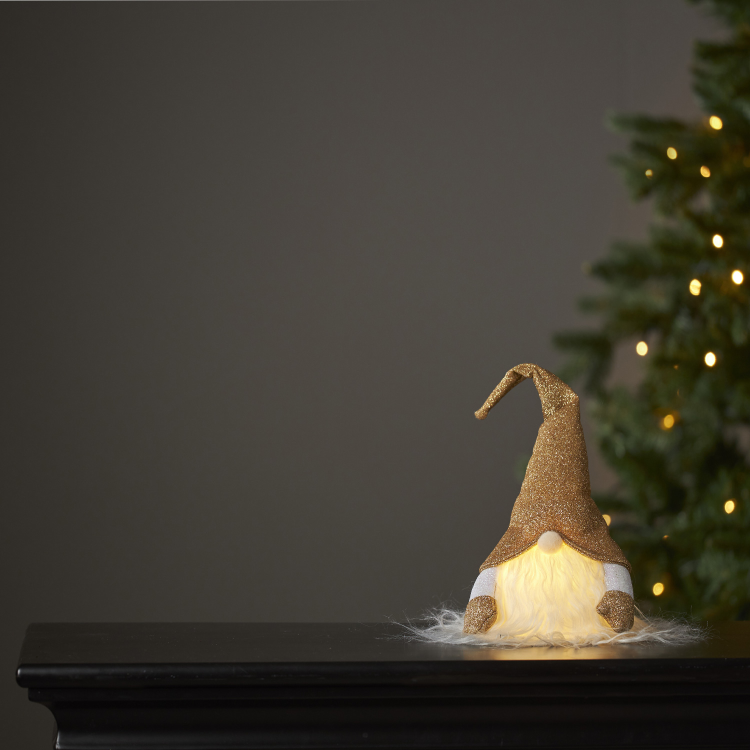 LED Stoff Wichtel mit Mütze - Weihnachtsmann - 1 warmweiße LED - H: 28cm - inkl. Batterie - gold